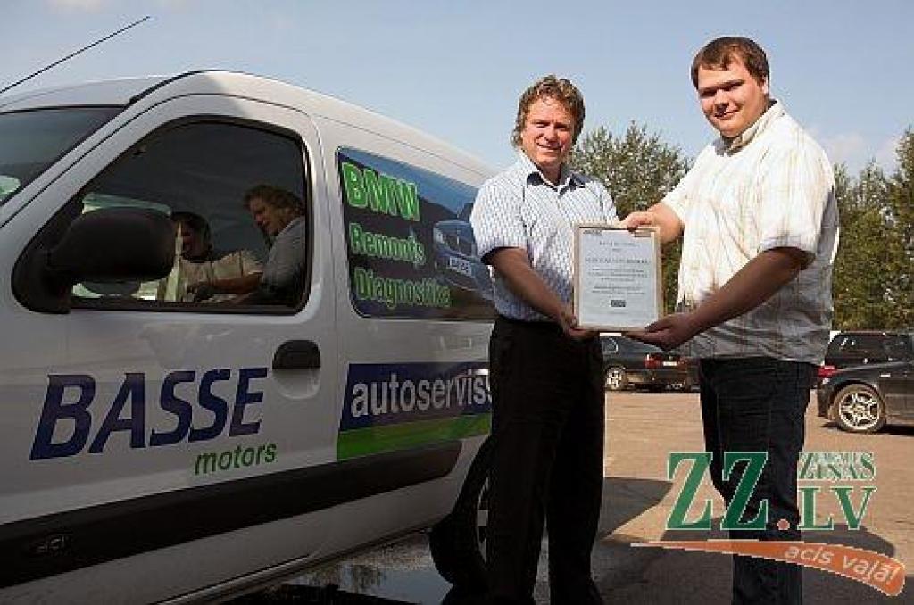 «Basse Motors» vadītājs Dzintars Zahovskis (no kreisās) sveic akcijas uzvarētāju, jelgavnieku Mārtiņu Stūrnieku.
Autors: Autobildes.lv