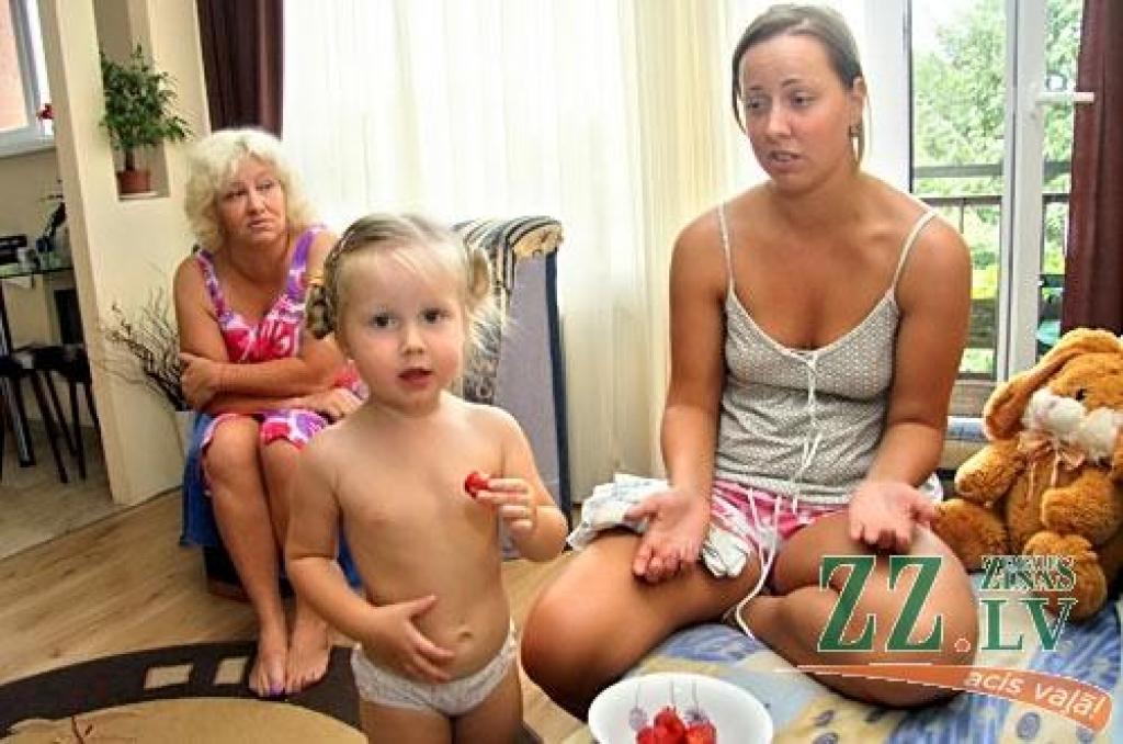 Svetlana Ivanova (no labās) ar mammu Olgu un mazo meitiņu kuru katru dienu tiks izliktas uz ielas, jo kredīta nemaksāšanas dēļ viņu dzīvoklis pārdots izsolē. «Gribam, lai valsts vai Dome nāk palīgā,» saka Svetlana. Taču to viņa nesagaidīs, jo Jelgavas Dome nav paredzējusi īpašu atbalstu grūtībās nonākušajiem kredītņēmējiem.
Autors: Agris Samcovs