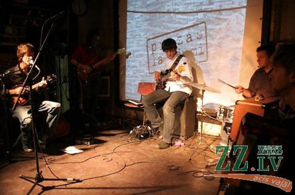 Grupa «Gaujarts», kurā pie sitaminstrumentiem muzicē Jelgavas Jaunā teātra režisors Ģirts Šolis, festivālā «Laba daba» uzstāsies sestdien (pulksten 23.30 uz Eža skatuves).
Autors: Agris Samcovs