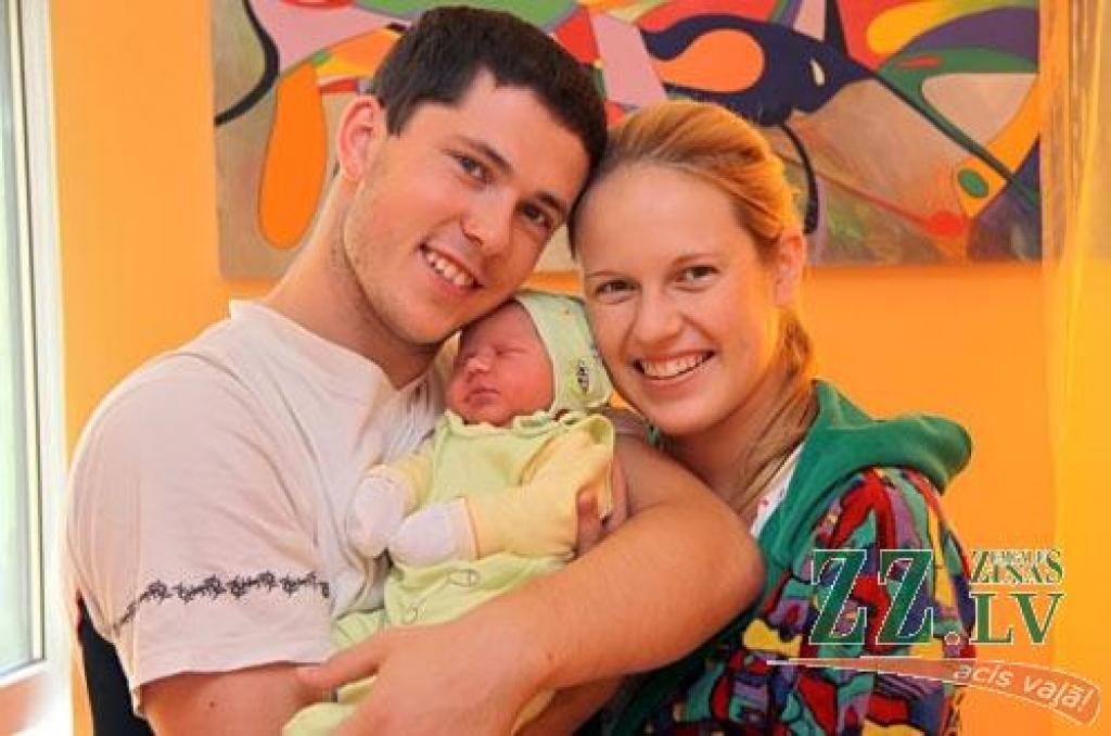 Jelgavnieku Lauras un Klāva Pričina ģimenes pieaugums sagaidīts 5.augustā pulksten vienos dienā. Vecāku pirmdzimtais mazulis ir meitiņa Elīza. Bērniņš pasaulē nāca ģimenes dzemdībās 54 centimetrus smags un 3600 gramu smags. Vecāki meitiņai vēlējušies skaistu, skanīgu vārdu un vienojušies par Elīzu.
Autors: Agris Samcovs