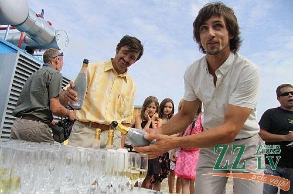 Brāļi Einārs (no kreisās) un Jānis Vinteri savas saimniecības «Līgo» biogāzes ražotnes atklāšanā.
Autors: Agris Samcovs