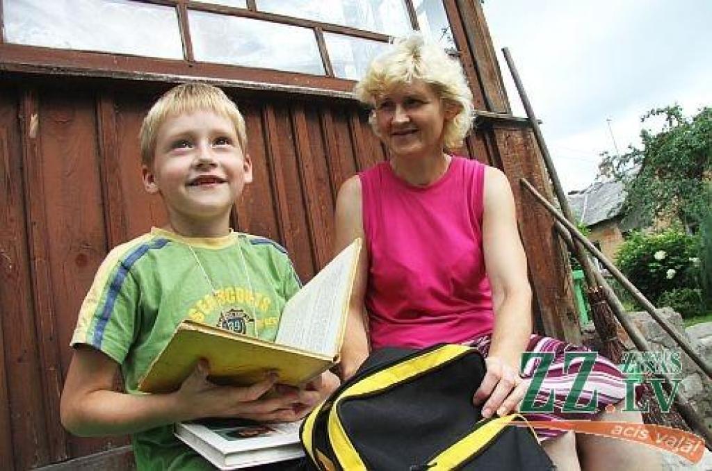 Lienītes Zērvenes dēls Audris skolu gaida ar nepacietību un mācību grāmatas pārcilājot ik dienu. Mamma teic, ka šogad gan būšot jāiztiek ar veco skolas somu: «Pāršūsim rāvējslēdzēju, izmazgāsim un šogad vēl iztiksim.»
Autors: Agris Samcovs
