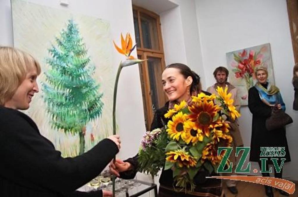 Lindu Freibergu droši varam saukt par mūsu novadnieci – māksliniece kopā ar dzīvesbiedru Kārli Freibergu nu jau divus gadus mīt Platones upes krastā Jelgavas novadā. Tur tapusi arī lielākā daļa no Jelgavas galerijā «Suņa taka»...