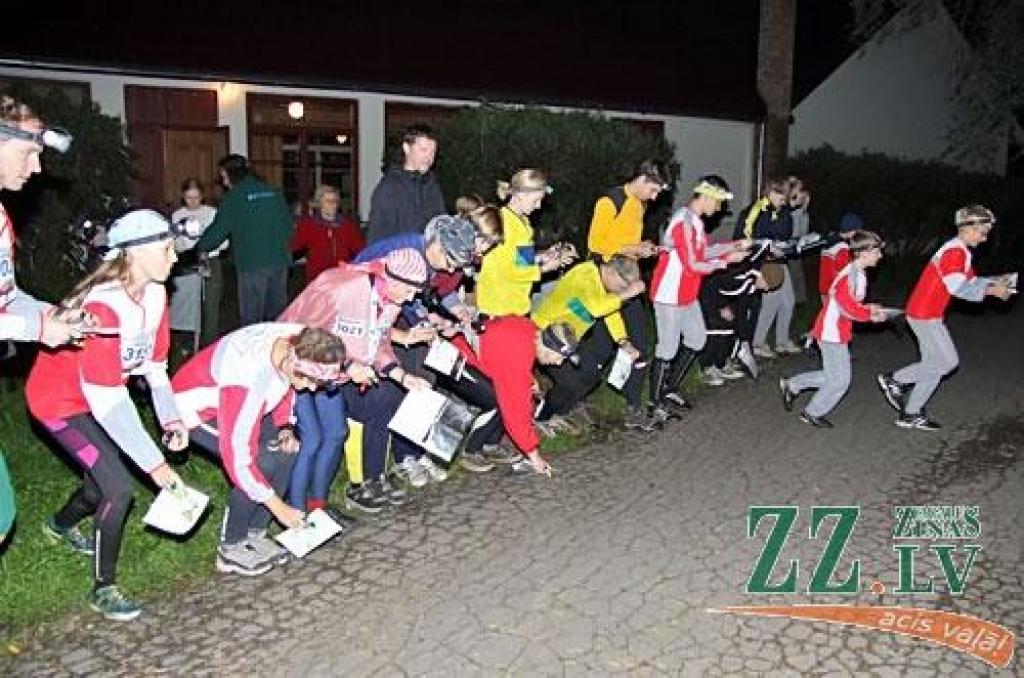 Trīs desmiti entuziastu, ko nebaidīja pirmā oficiālā rudens vakara tumsa, piedalījās Jelgavas novada orientēšanās kluba «Alnis» rīkotajās tradicionālajās nakts sacensībās. Labākos rezultātus, ar lukturīšu palīdzību sameklējot visus 15...