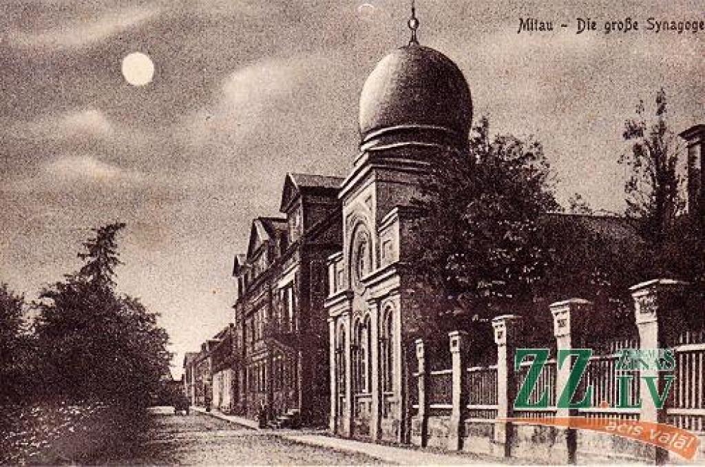 Šoreiz vecajā attēlā no 20.gadsimta sākuma atkal redzam divas zudušas un leģendāras ēkas – jauno sinagogu attēla vidū un dzīvojamo namu, kurā bija apmeties grāfs Kaliostro, pa kreisi no tās.

Abas ēkas atradās uz Upes ielas (mūsdienās -...