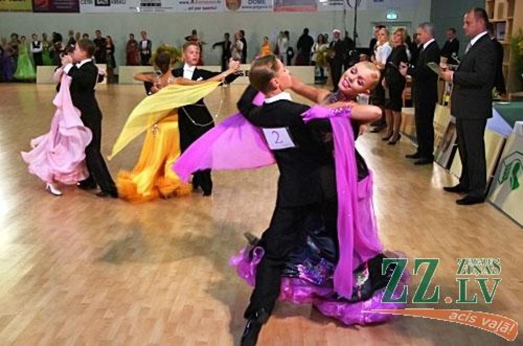 Sestdien, kamēr jaunajā Zemgales Olimpiskajā centrā norisinājās Olimpiskās dienas sporta pasākumi, tikmēr Sporta hallē Mātera ielā visu dienu līdz vēlam vakaram valdīja dejas, jo tur notika Latvijas Sporta deju federācijas retinga...