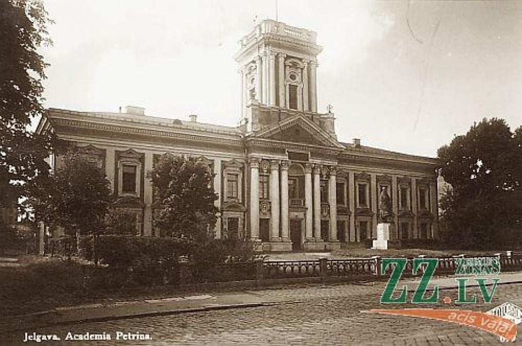 Šī tik pazīstamā un Jelgavas pilsētas ainavai raksturīgā ēka, protams, ir viena no retajām vecās Jelgavas būvēm, kas sasniegusi mūsdienas. To zina ikviens jelgavnieks, taču ne tik plašā sabiedrībā zina faktu, ka pirmās brīvvalsts laikā šī...