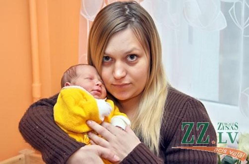 Diāna Tobiase un Ēriks Mežsargs no Bauskas par mīļa puisēna vecākiem kļuva 24.septembrī pulksten desmitos vakarā. Viņu lolojums piedzima 54 centimetrus garš un 3350 gramu smags. Dēliņam vecāki devuši vārdu Rihards, jo paziņu un draugu lokā neesot neviena Riharda. 
Autors: Agris Samcovs