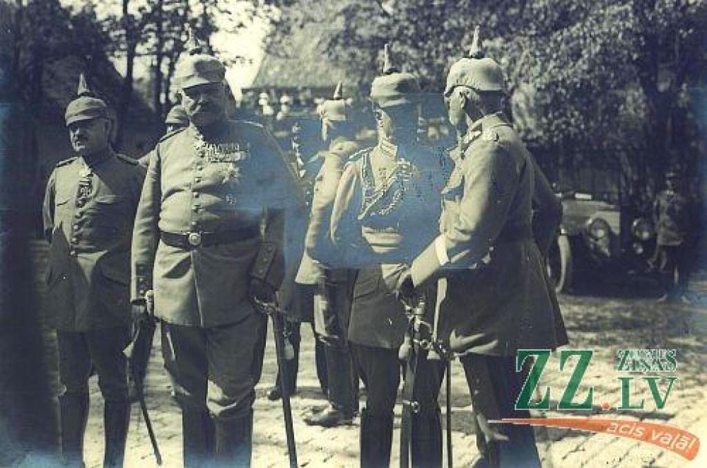 Pirmā pasaules kara laikā Jelgavu apmeklējis Pauls fon Hindenburgs  (1847-1934), vācu feldmaršals un vēlākais Vācijas prezidents, kurš jau trīsdesmitajos gados, kad Latvija bija neatkarīga, bija spiests iecelt Hitleru par Vācijas kancleru, kas pēcāk pārņēma varu. Reizē ar Hindenburgu Jelgavā toreiz viesojās arī Vācijas ķeizars Vilhelms II. Vizītes laikā viņi apmeklēja arī dievkalpojumu Sv.Trīsvienības baznīcā.
Autors: no Normunda Reča kolekcijas