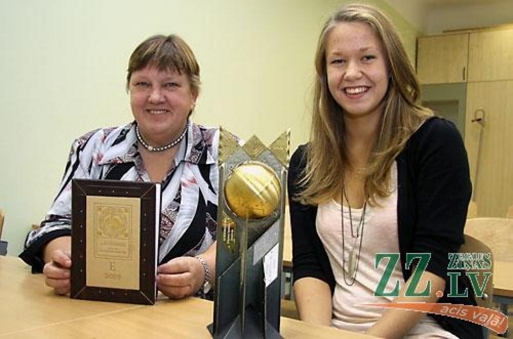 Jelgavas Spīdolas ģimnāzijas skolotāja Inta Jorniņa ir no tiem pedagogiem, kura mērķtiecīgi virza darbu ar spējīgiem skolēniem, lai viņi sasniegtu augstus rezultātus olimpiādēs un konkursos, kā tas pērn izdevās arī Kristiānai Sālzirnei zinātniski pētniecisko darbu konferencē. Skolotājai ir lieli nopelni Draudzīgā aicinājuma balvas kaldināšanā.
Autors: Maira Dudareva