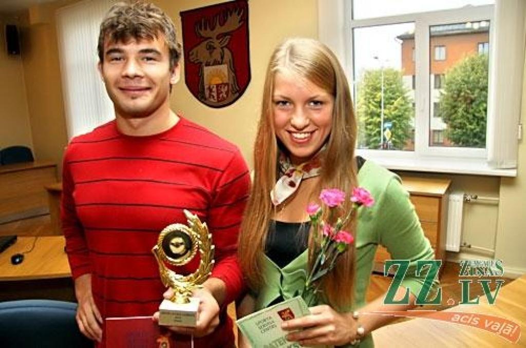 Ar balvām Gatis Pranks un Jeļizaveta Osovija.
Autors: Agris Samcovs