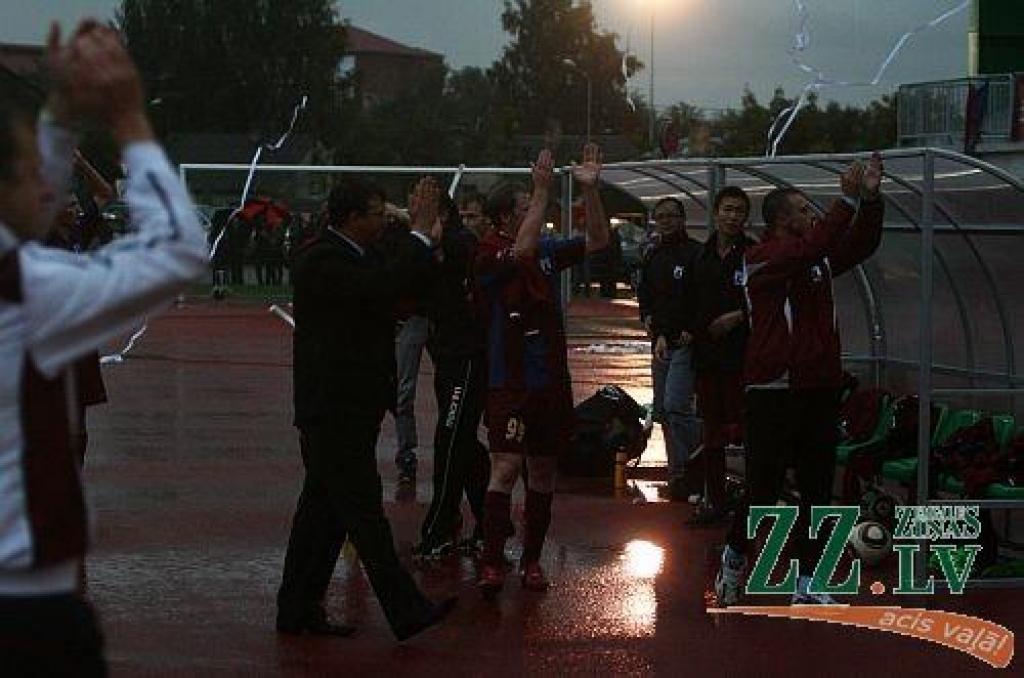 Arī stadiona atklāšanas mačs starp FK «Jelgava» un «Blackpool» FC noslēdzās jau krēslas pustumsā.
Autors: Agris Samcovs