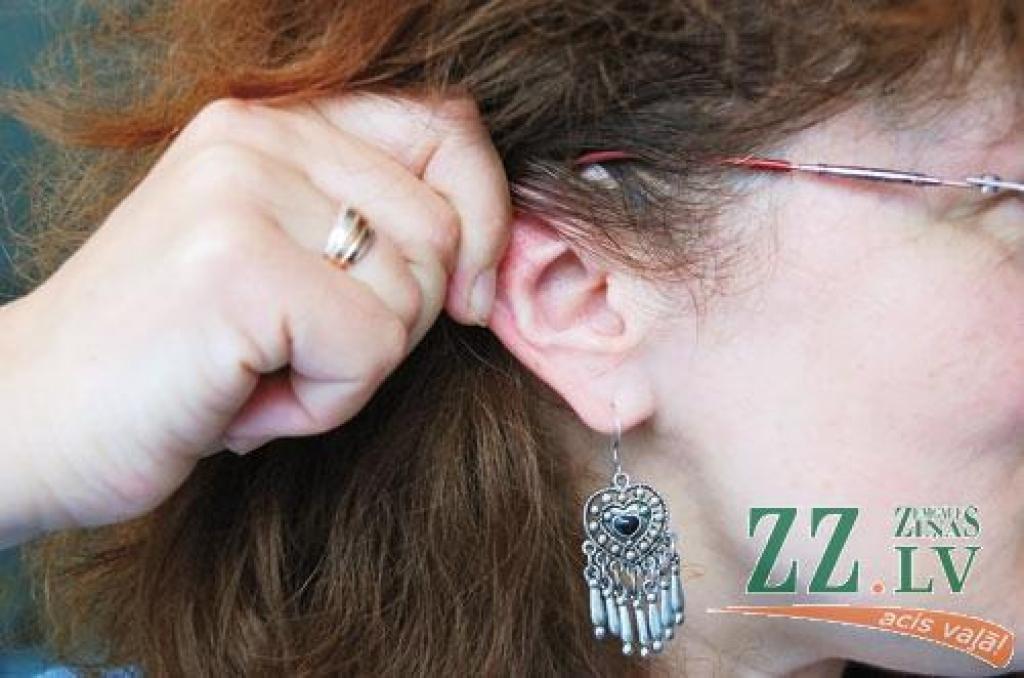 Auss eja met līkumu, tās dziļākā, vieglāk traumējamā daļa tālredzīgi paslēpta gan skatienam, gan piekļūšanai. Ja tomēr nepieciešams paskatīties, kas tur notiek, auss gliemežnīcu pavelk un ejas līkums iztaisnojas.
Autors: Dainis Ģelzis
