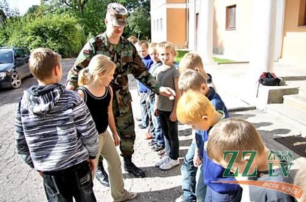 Jaunsargu pirmā ierinda skolas mājvietas – vecās Lielplatones muižas – priekšā.
Autors: Agris Samcovs