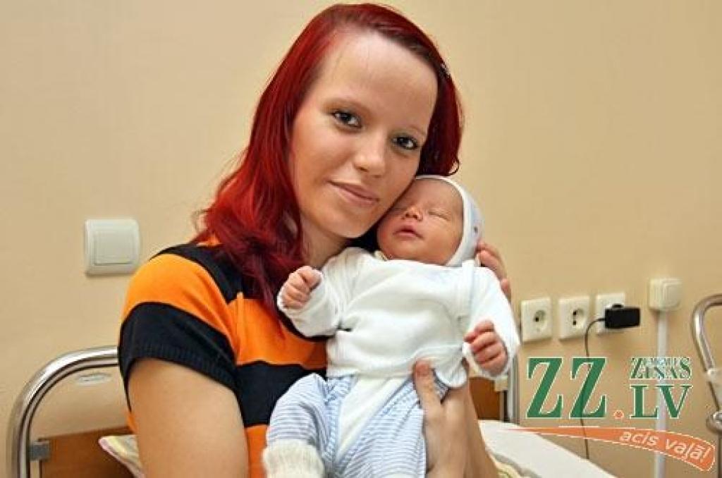 Ludmilas Rjabuškinas un Igora Dviņaņinova pirmdzimtais puika Maksims par savu dzimšanas dienu izraudzījās 19.septembri, pulksten 22.40 ierodoties pasaulē 3050 gramu smags un 49 centimetrus garš. Vārdu zēnam izvēlējusies mamma. Jau vakar ģimene devās uz mājām Rundālē. 
Autors: Agris Samcovs