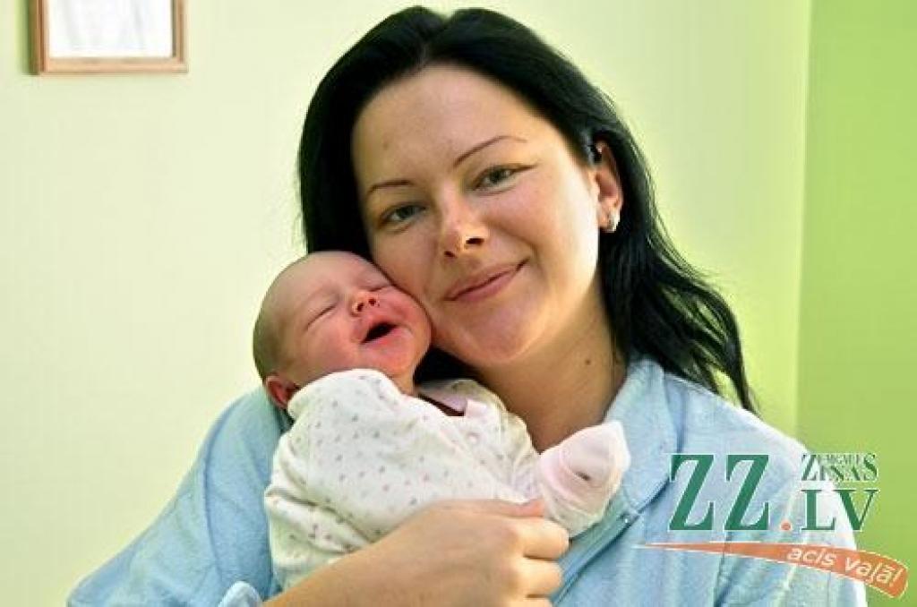 Jelgavnieku Oksanas un Jevgeņija Naumovu ģimene 13. septembrī pulksten pusdesmitos no rīta sagaidīja pieaugumu – 53 centimetrus garu un 3400 gramu smagu meitiņu Mišelu. Jaundzimušajai un viņas sešus gadus vecākajai māsai Nikolai vecāki vēlējušies franču vārdus. Mazā Mišela pasaulē nāca savas vecmāmiņas dzimšanas dienā, un viņām ir 54 gadu starpība. 
Autors: Agris Samcovs