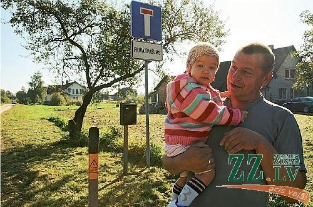 Par pārplūdušiem laukiem tagad nebēdā agrākais Naudītes zemnieks un vēl agrāk jelgavnieks Andris Blūmenfelds.
Autors: Agris Samcovs