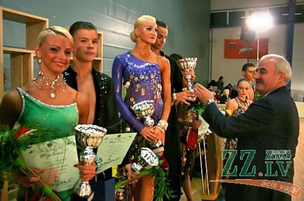 Otrās vietas kausu latīņamerikas dejās starp jauniešiem ieguvis staļģenietis Artūrs Freimanis ar Elīnu Mucenieci, pārstāvot Rīgas klubu «Vecrīga» (tuvplānā pa kreisi).
Autors: Agris Samcovs
