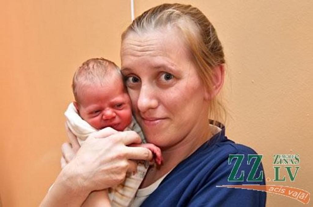 Jelgavnieku Kristīnes Galanderes un Agra Sīļa ģimenes pieaugums sagaidīts 6.septembrī pulksten septiņos no rīta. Viņu meitiņa Santa piedzima 2700 gramu smaga un 49 centimetrus gara. Dēlēns Deniss šogad sācis otrklasnieka gaitas un visvairāk esot izbrīnīts, kādēļ mazā māsa tik ļoti skaļi raudot.  
Autors: Agris Samcovs