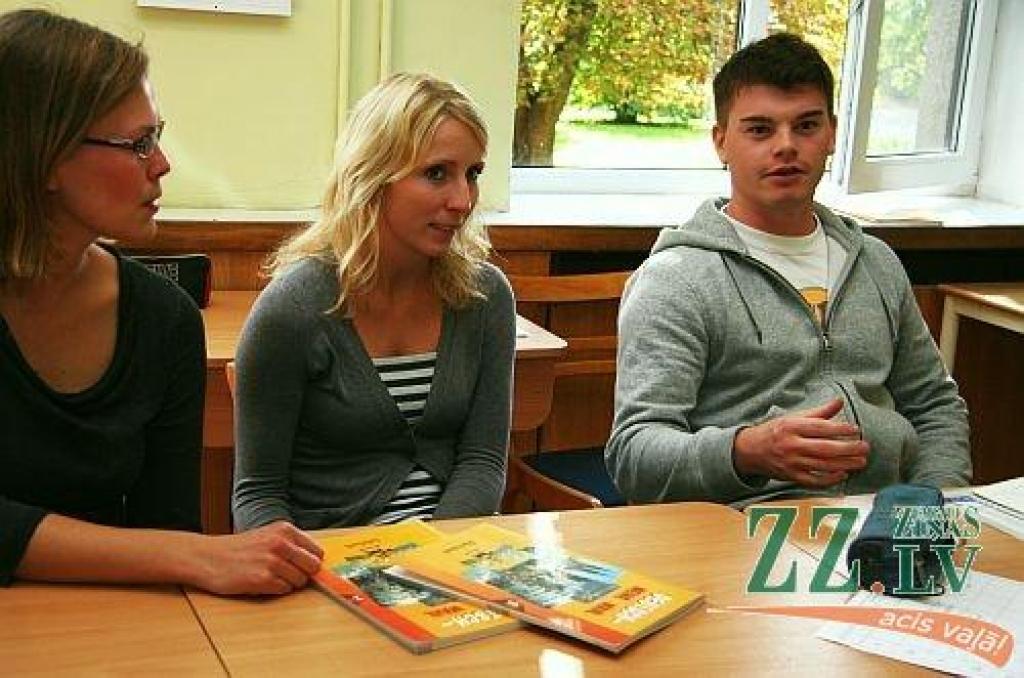 Pedagoģijas studenti no Vācijas (no kreisās) Karoline Koka, Mirjama Štopa un Florians Maijers Jelgavā uzturēsies mēnesi, lai piedalītos vācu valodas apmācībā Spīdolas, Valsts un 1. ģimnāzijā.
Autors: Agris Samcovs