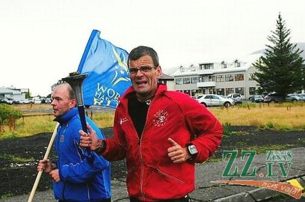 Septembra sākumā Īslandē - ar lāpu vietējais «dzelzs vīrs» Sigmundurs Stefansons.
Autors: worldharmonyrun.org