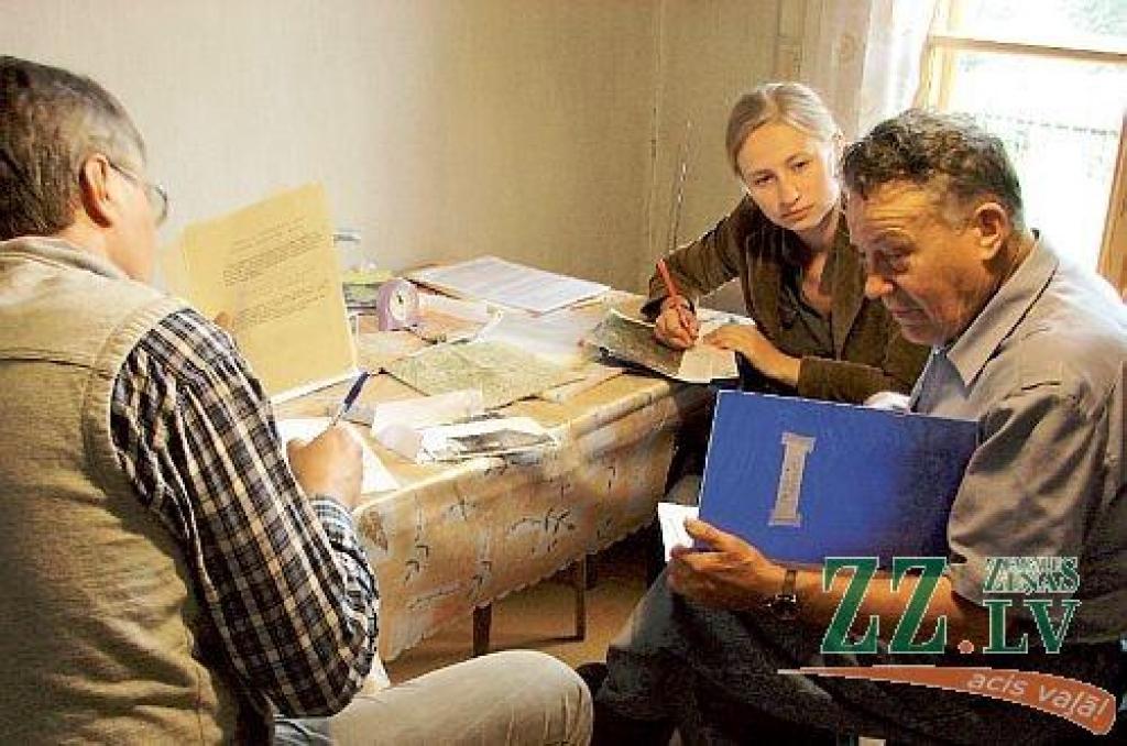 Ozolnieku novada muzeja vadītājs Aigars Stillers (no kreisās) un Laura Žukovska ciemos pie garoznieka pensionēta ģeogrāfijas skolotāja Ārija Strautnieka, lai uzzinātu ko vairāk par Garozas pilskalnu. Vēsture ir jākopj, pārliecināta Laura.
Autors: no Lauras Žukovskas albuma