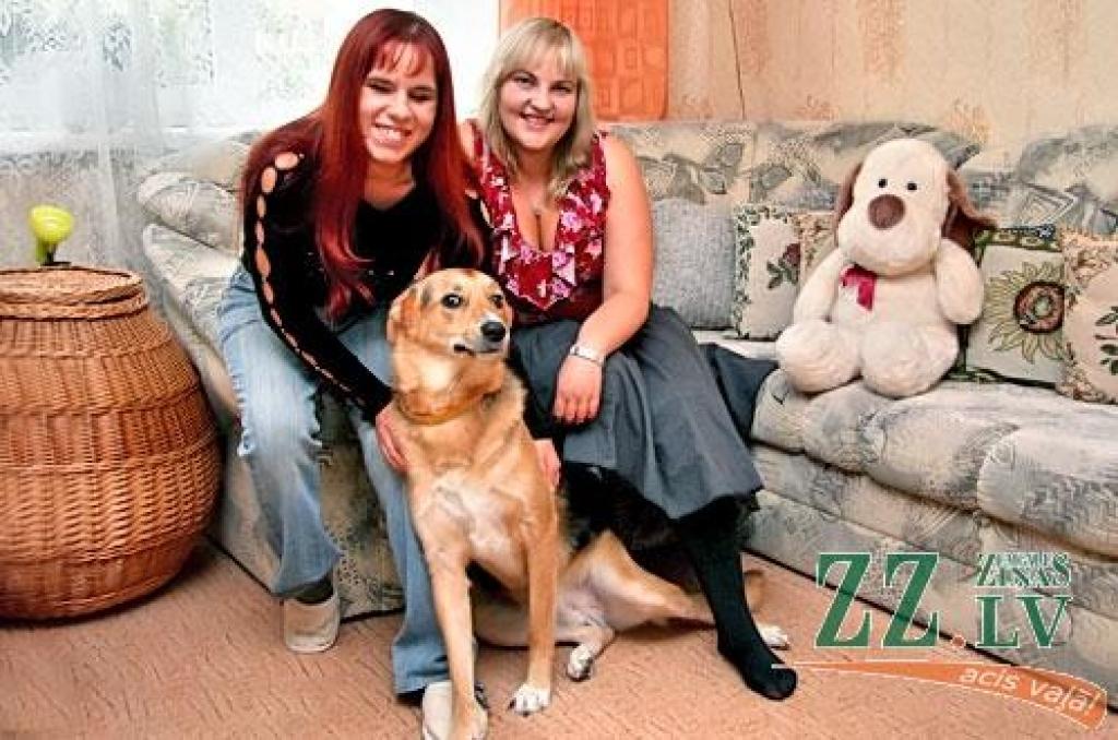 Sigita Ausmiņa kopā ar pavadoni Evitu Ķēķi pošas uz praksi Spānijā. Sigitai ir izglītība un vēlme strādāt, diemžēl līdz šim nav izdevies atrast darbu ārpus Latvijas Neredzīgo biedrības.
Autors: Agris Samcovs