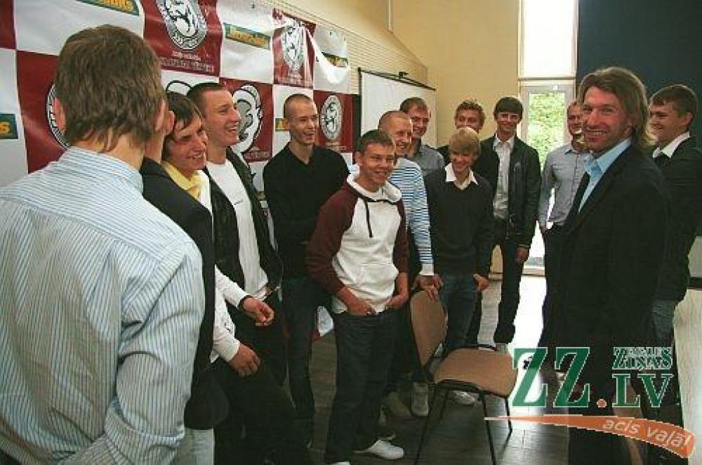 «Zemgale/JLSS» treneris Ronalds Ozoliņš jaunajiem hokejistiem atgādina, ka iespēja sevi apliecināt augstākā līmenī būs gods un atbildība.
Autors: Agris Samcovs