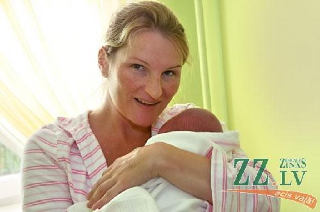 Dobelnieku Elīnas Tabores un Agra Zalāna otrais dēliņš piedzima 1.septembra rītā pulksten 7.25. Puisēns pasaulē nāca ģimenes dzemdībās 3700 gramu smags un 53 centimetrus garš. Vecāki savu otro mantinieku nolēmuši saukt par Herbertu, savukārt astoņus gadus vecākais dēls savulaik ticis pie vārda Roberts. 
Autors: Agris Samcovs