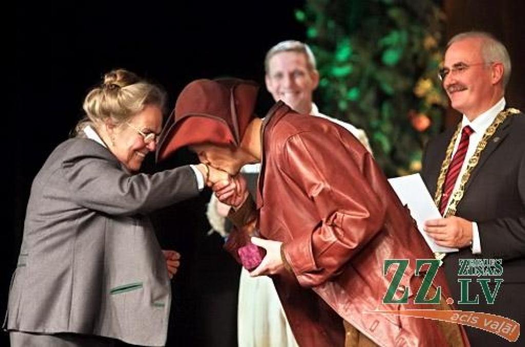 Hercoga Jēkaba 400 gadu jubilejas svinības, sākušās  Ģ.Eliasa Vēstures un mākslas muzejā un Jelgavas pilī, turpinājās pilsētas kultūras namā. Pirms Dailes teātra muzikālās izrādes «Reiz Tobago...» notika galma un pavalstnieku tikšanās....