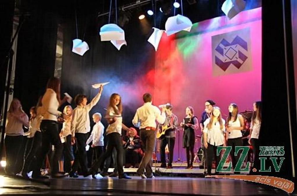 Režisores Elīnas Apsītes veidotais pasākums bija veltīts dzirkstošām emocijām, priekšnesumiem, dejām un pārsteigumiem, ko sarūpējuši ne tikai skolēni, bet arī absolventi un pedagogi. Kultūras namā visi pulcējās par godu divdesmitgadniecei...