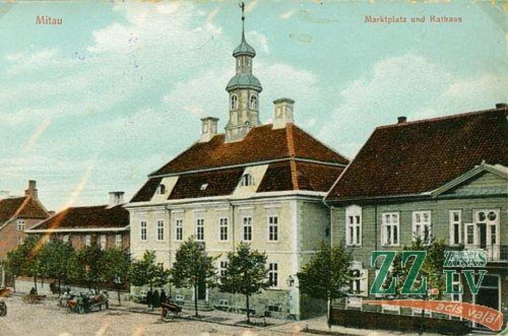 Rātsnams vecā Tirgus laukuma malā bija viens no vecākajiem Mītavas namiem, taču nebija pirmais rātsnams. Pēc dažādiem avotiem, pirmais, iespējams, atradies Tirgus laukuma vidū, un tā bijusi koka ēka. Vēlāk rātsnamu izbūvēja ēkā Tirgus...