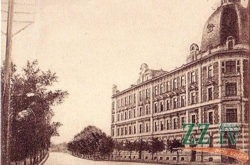 Ievērojamā Kurzemes guberņas laika krievu rūpnieka Ņesterova īres nams Jelgavā, kā redzams abos attēlos, ir saglabājies līdz mūsdienām. Vecais attēls ir no 20.gadsimta sākuma. Iespējams, tas uzņemts drīz pēc nama uzcelšanas, taču precīzs...