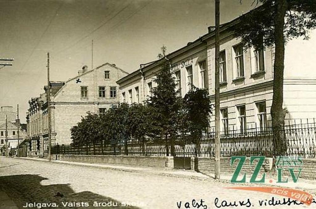 Vecajā, 1934.gadā fotografētajā, attēlā priekšplānā redzama Jelgavas Valsts arodu skola Dobeles ielā 41 un pa kreisi aiz tās – Valsts lauksaimniecības vidusskola Dobeles ielā 39. Šī pilsētas ainava ir tā retā vieta Jelgavā, kas līdzīga...