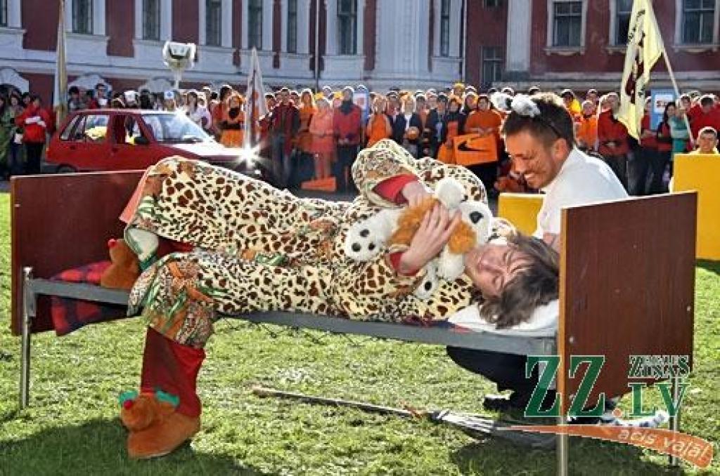 Kaut šogad Latvijas Lauksaimniecības universitātes pirmkursniekus leģendārais zinību vīrs Azemitologs pieņēma piektdienā, kad daļa studentu jau devušies uz mājām, jautrība pils pagalmā sita augstu vilni. Azemitologa lomu vakar 40.reizi...