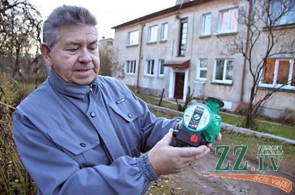 Pļavu ielas 12.nama jaunais nama pārvaldnieks Vladislavs Namatēvs domā, ka NĪP, neatdodot uzkrājumu ēkai, atriebjas par atteikšanos no apsaimniekotāja pakalpojumiem.
Autors: Agris Samcovs