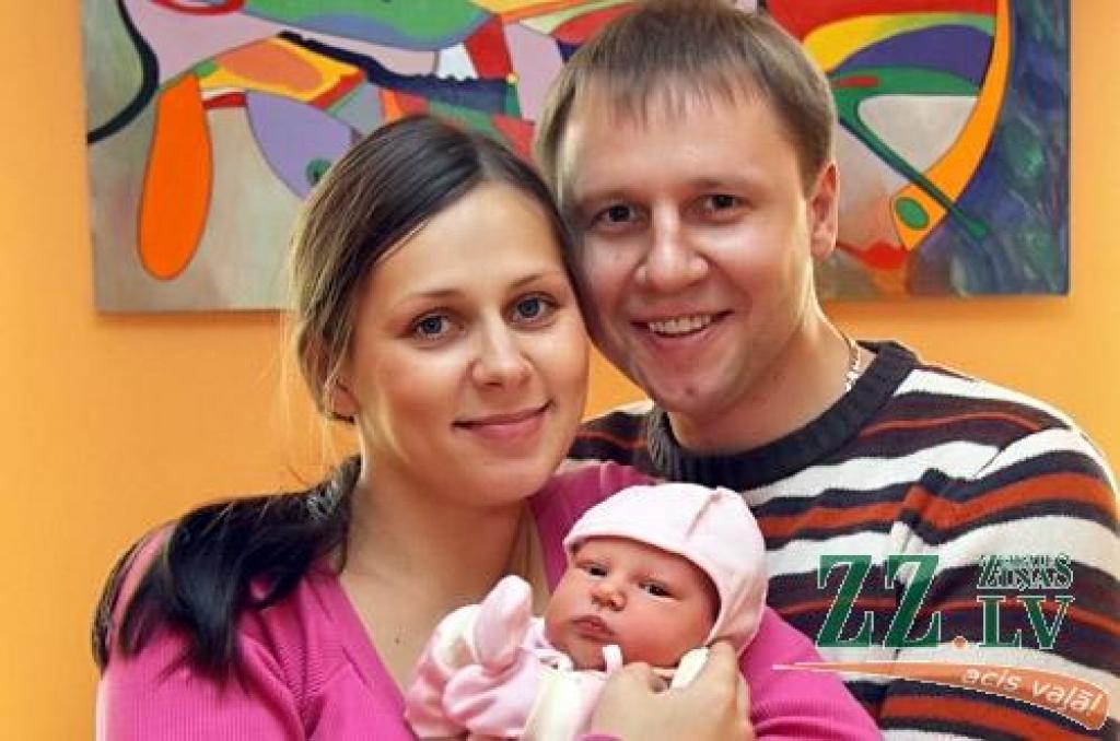 Rīdzinieku Jeļenas un Vadima Bučko pirmdzimtais lolojums – meitiņa – par savu dzimšanas dienu izraudzījās 24.oktobri. Mazā Darja pasaulē nāca īsi pirms pulksten astoņiem vakarā 3600 gramu smaga un 52 centimetrus gara. Vecāki ir ļoti priecīgi, ka par dzemdību vietu izvēlējušies tieši Jelgavu, jo uzskata, ka nekur citur vēl labāk vienkārši nevarot būt. Tādēļ solīja, ka nākamreiz noteikti atkal braukšot uz Jelgavas slimnīcu.
Autors: Agris Samcovs