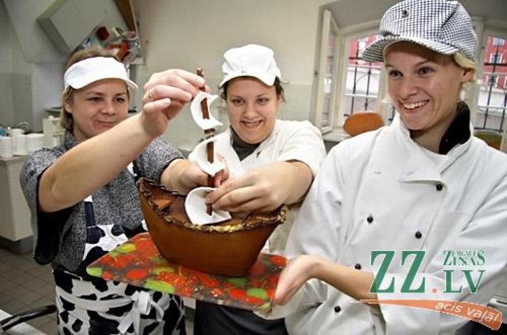 Attēlā no kreisās: Pārtikas Tehnoloģijas fakultātes studentes Maija Kaire Irita Svence un Ilze Idzāne.
Autors: Agris Samcovs