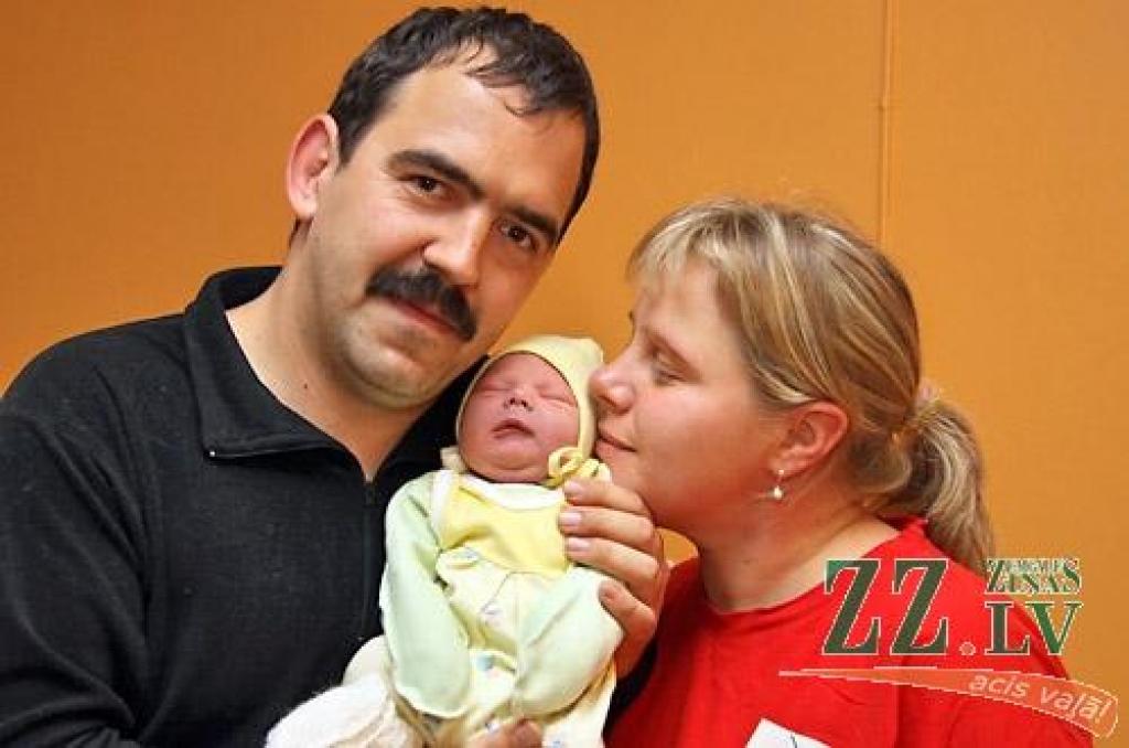 Par jauka dēliņa vecākiem naktī uz 20.oktobri kļuva Vircavas iedzīvotāji Indra un Miķelis Ducmaņi. Mazais Edžus piedzima ģimenes dzemdībās 3070 gramu smags un 47 centimetrus garš. Tētis zina stāstīt, ka Latvijā reģistrēti vien teju 200 Edži. Puisēns ir vecāku pirmais mazulis. 
Autors: Agris Samcovs