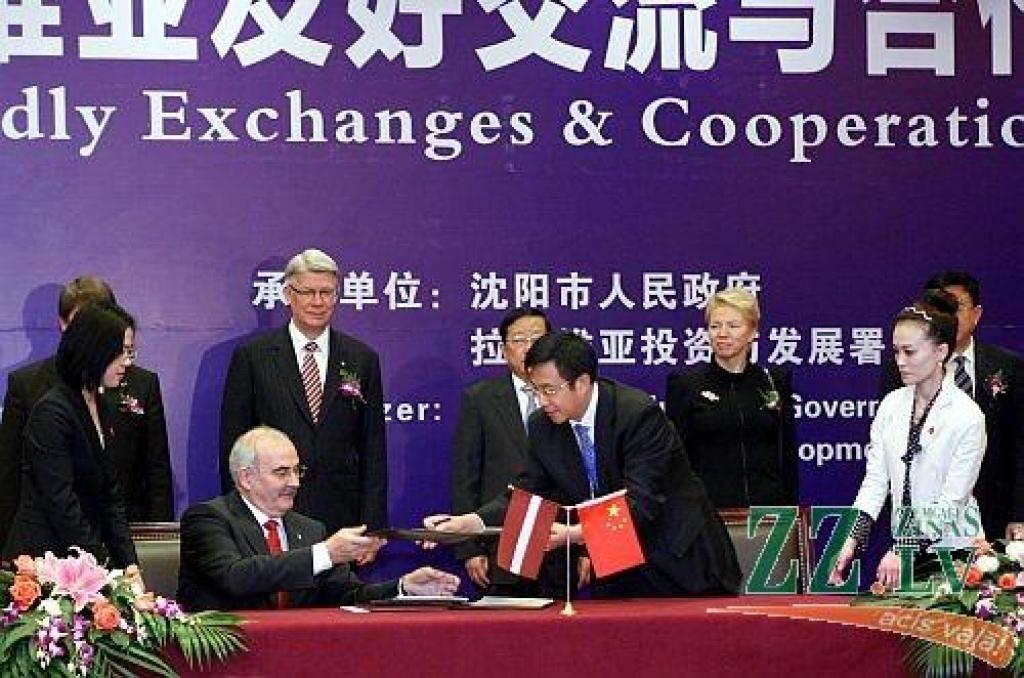 Foruma atklāšanas noslēgumā tika parakstīti sadarbības memorandi starp Jelgavas un Liaoningas provinces pilsētu Huludao.
Autors: Toms Kalniņš, Latvijas Valsts prezidenta kanceleja