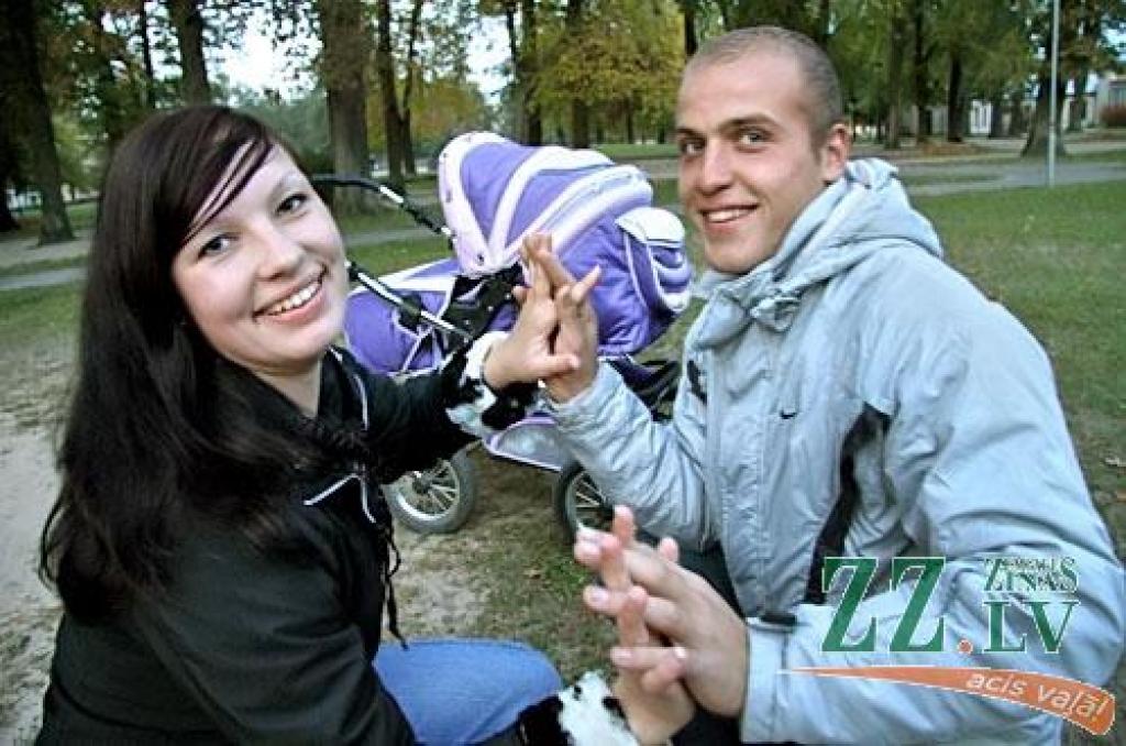 Kristīne un Edgars vēlas, lai viņu kāzu diena būtu īpaša, tādēļ izvēlējušies laulāties maģiskajā datumā – 10.10.10. Ar viņiem kopā šajā dienā būs arī pirms trim mēnešiem dzimušais dēliņš Adrians.
Autors: Agris Samcovs