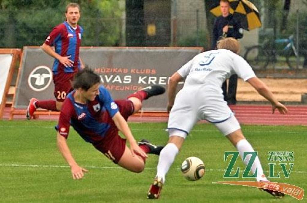 Vidū (ar 21 numuru) - Vladislavs Kozlovs FK «Jelgava» mačā pret FK «Daugava».
Autors: Agris Samcovs