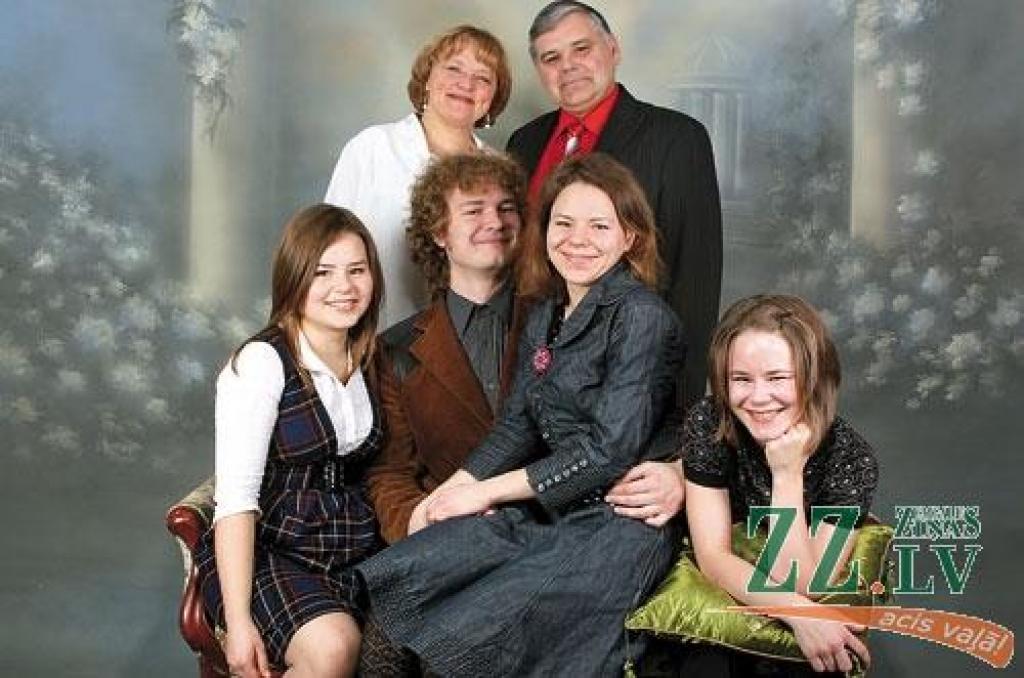 30 gadu ir kopā ar dzīvesbiedri Inesi. Abi izaudzinājuši savas trejmeitiņas: Ilzi (28 gadi), Līgu (26) un Daci (20). Dzīvo Cēsīs. 
Autors: No personiskā albuma