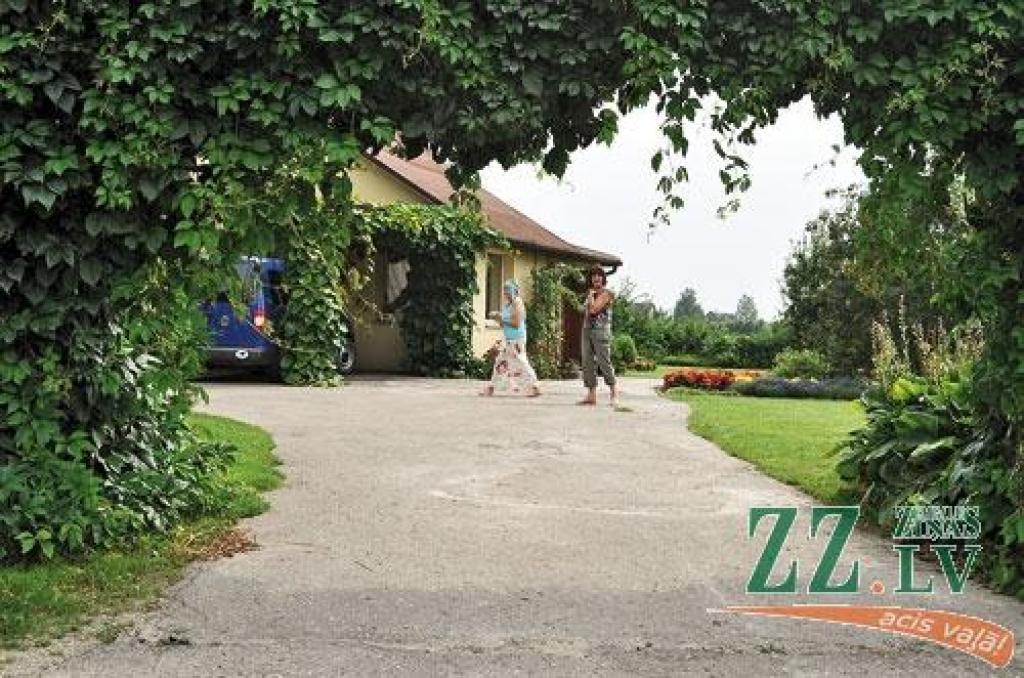 Ieeju pagalmā akcentē vīteņaugu arka.
Autors: Guntis Ērglis 