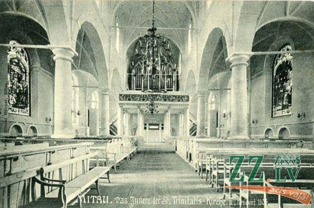 Kā ierasts, gan vecajā, gan jaunajā fotogrāfijā redzam vienu un to pašu vietu pirms Otrā pasaules kara un mūsdienās. Abos attēlos fotogrāfs atradies pie Svētās Trīsvienības baznīcas altāra vietas un iemūžinājis baznīcas centrālā joma zāli...