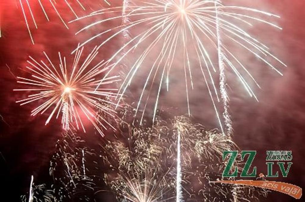 18.novembra vakarā svētku uguņošana Jelgavā šogad notika Pasta salā. Kā sinoptiķi prognozēja, tās baudīšanu apgrūtināja migla, taču jelgavnieki, kas atradās uz promenādes, to varēja redzēt itin labi. Vien augstākas zalves ietinās miglas...