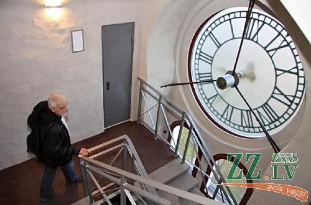 Otrdien pulksten 12 pēc rekonstrukcijas svinīgi atklās Jelgavas Sv.Trīsvienības baznīcas torni, bet «Ziņām» šajā, domājams, daudzus jelgavniekus interesējošajā objektā izdevās paviesoties dienu pirms tā atvēršanas plašākam apmeklētāju...