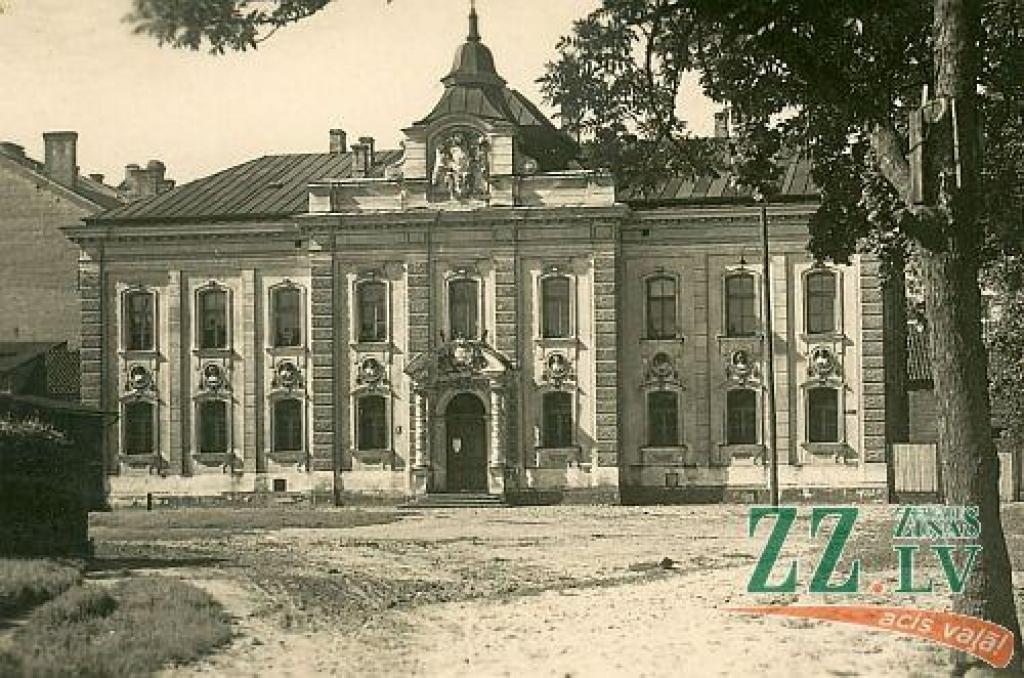 Kurzemes provinces muzejs bija tagadējā Ģ.Eliasa Jelgavas Vēstures un mākslas muzeja priekštecis un līdz Otrajam Pasaules karam tas atradās šķērsieliņā aiz Tirgus laukuma, starp Uzvaras ielu un Jāņa Čakstes bulvāri. Pēc mūsdienu plānojuma,...