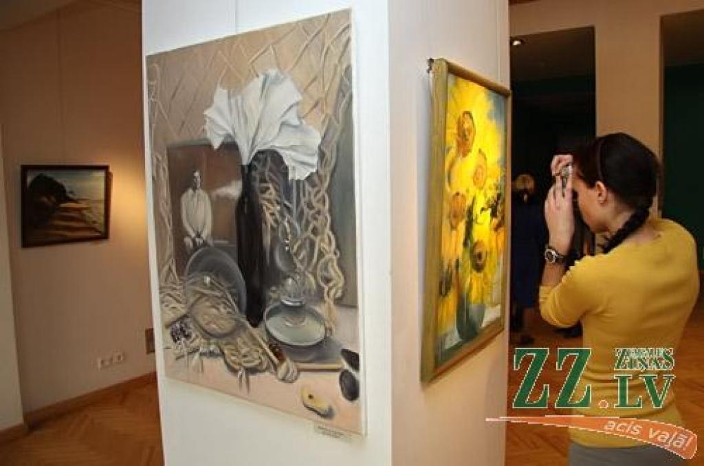 Kopš 4.novembra Jelgavas kultūras nama apmeklētāji var skatīt Ivara Klapera vadītās Tautas gleznošanas studijas dalībnieku jaunāko veikumu. Publikas vērtējumam nodota 27 autoru 61 līdz šim nekur neizstādīta glezna.

«Dažādi ir gan paši...