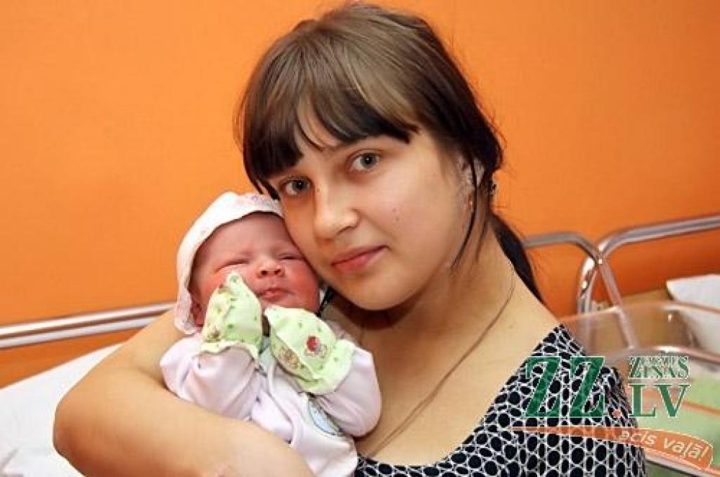 Suzana Muraško un Elvijs Taupmanis 22. novembrī ap pulksten vienpadsmitiem vakarā kļuva par jaukas meitenītes vecākiem. Viņu Evelīna pasaulē nāca 3580 gramu smaga un 51 centimetru gara. Vārdu mazulītei vecāki izvēlējušies kopā.
Autors: Agris Samcovs